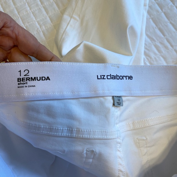 Liz Claiborne sz 12 white shorts - Picture 2 of 5